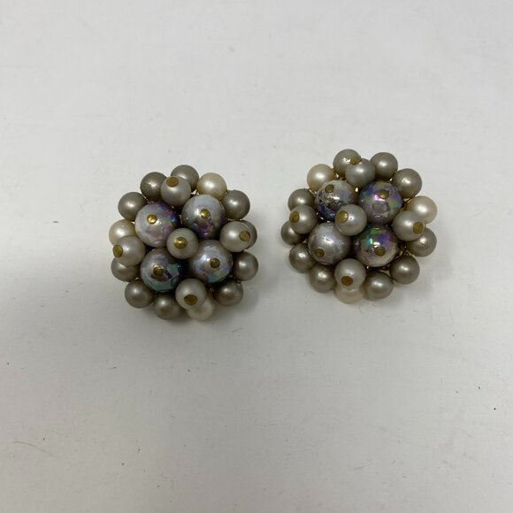 vintage unbranded round opalescent faux pearl cluster clip on earrings - Picture 2 of 6